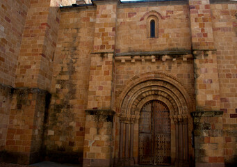 Fachada de iglesia románica