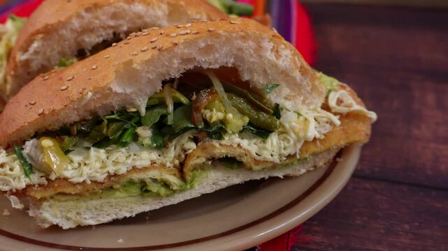 Toma  de acercamiento a cemita poblana, en mesa, comida mexicana