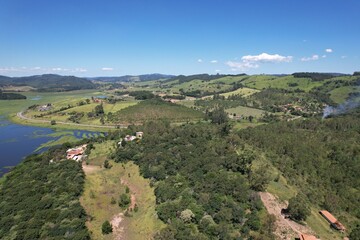 Uma paisagem na represa de Paraitinga, na cidade de Salésópolis, estado de São Paulo, Brasil, em uma imagem aérea obtida com drone.