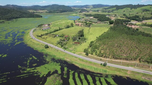 Uma estrada ao lado da represa em Sales&oacute;polis, estado de S&atilde;o Paulo, Brasil, em uma foto a&eacute;rea obtida com drone.