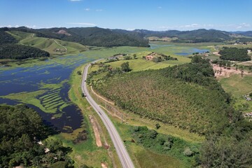 Uma estrada ao lado da represa em Salesópolis, estado de São Paulo, Brasil, em uma foto aérea obtida com drone.