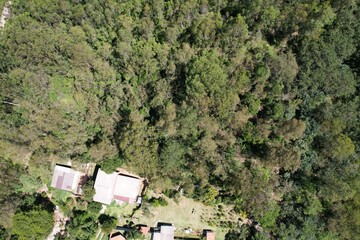 Contraste das casas em uma área de expansão urbana sobre a floresta, em uma área localizada no interior do estado de São Paulo, Brasil,  em uma imagem aérea obtida com drone. © Ricardo_S_Levenhagen