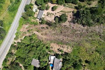 Contraste das casas em uma área de expansão urbana sobre a floresta, em uma área localizada no interior do estado de São Paulo, Brasil,  em uma imagem aérea obtida com drone. © Ricardo_S_Levenhagen
