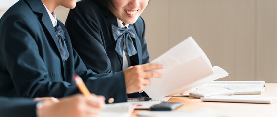 授業中におしゃべりする女子学生・授業を受ける学生
