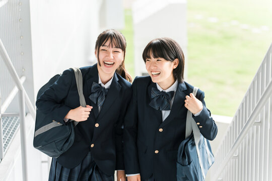 登校・下校・通学する小学生・中学生・高校生（階段）
