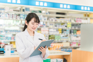 薬局で働く薬剤師も女性（カルテ・メモ・勉強・服薬指導）
