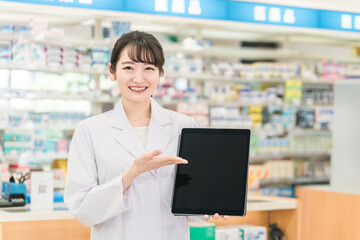 タブレットを持つ薬剤師の女性（お薬手帳・アプリ・処方箋・モバイル）
