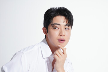 白いシャツを着た若い男性の爽やかな美容ポートレート