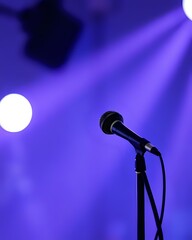 Obraz premium image d'un micro pour chanter ou faire des discours et à l'arrière il y a des spots lumineux et colorés, 