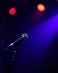 Obraz premium image d'un micro pour chanter ou faire des discours et à l'arrière il y a des spots lumineux et colorés, 