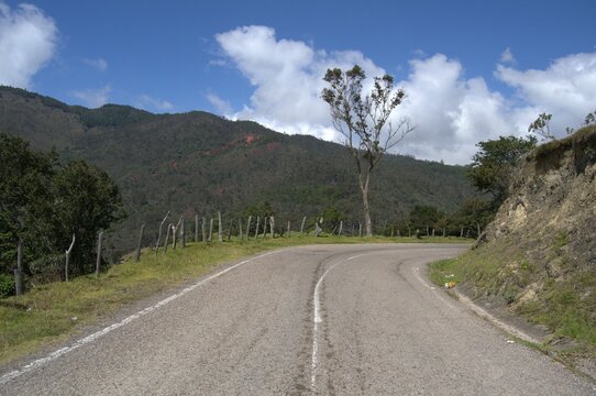 Vias de comunicacion y parques en el Tachira.
Una gran red de autopistas y caminos rurales para el desplazamiento de turistas y tachirenses y muchos parques donde pasar un rato agradable.