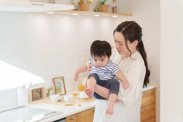 キッチンにいるママと子供