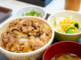 チェーン店の牛丼セット