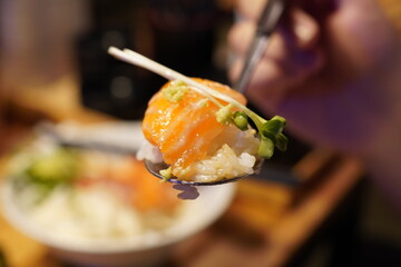 연어덮밥 한 숟가락