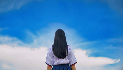 空を見つめる日本の女子学生