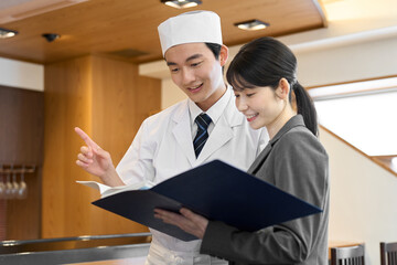 飲食店の案内をするビジネスウーマン