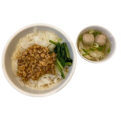 A bowl of kwetiaw, juicy chicken slices, fresh greens and that savory of broth on the side.