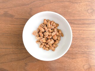 白い皿にのせた納豆