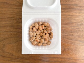 机上に置いたパックの納豆