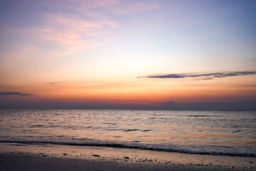Obraz premium Sunset view at the sea at Kaeng Krachan National Park, Prachuap Khiri Khan Province, Thailand.