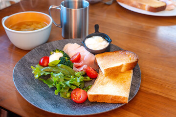 食卓に並ぶヘルシーなモーニングプレート