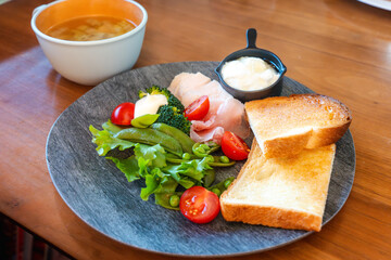 食卓に並ぶヘルシーなモーニングプレート