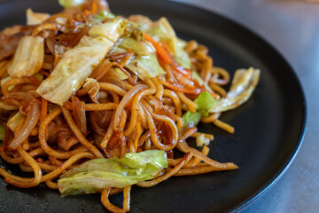 日差しが差し込む食卓の焼きそば