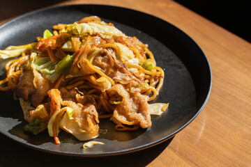 日差しが差し込む食卓の焼きそば