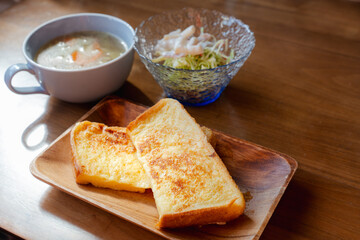 フレンチトーストとスープの朝食セット