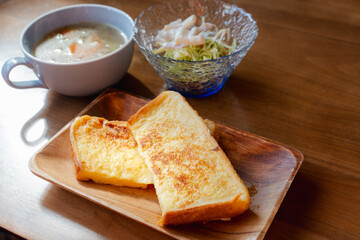 フレンチトーストとスープの朝食セット
