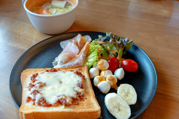 チーズトーストと野菜スープの朝食プレート
