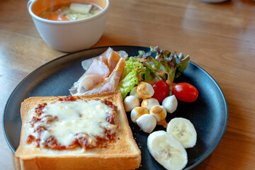 チーズトーストと野菜スープの朝食プレート