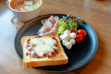 チーズトーストと野菜スープの朝食プレート