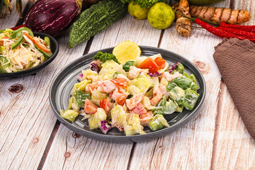 Salad with prawn and vegetables