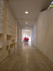 Pasillo minimalista con escultura contemporánea al fondo