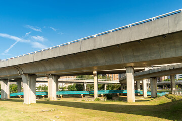 Obraz premium Concrete structure and asphalt road space under the overpass in the city