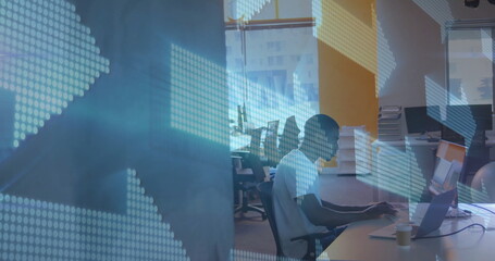 Obraz premium Arrow graphics image over man working on computer in modern office