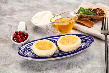 Roasted cheesecakes - Syrniki with honey