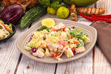 Salad with prawn and vegetables