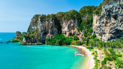 Fototapeta premium Explore the stunning beauty of Railay Beach in Krabi Thailand on a sunny day