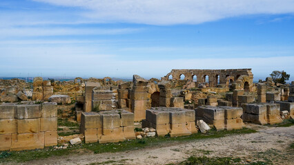 L'area archeologica di Uthina con l'imponente anfiteatro e i resti dell'antica città Romana,...