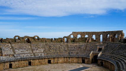 L'area archeologica di Uthina con l'imponente anfiteatro e i resti dell'antica città Romana,...