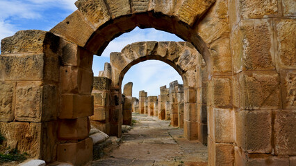 L'area archeologica di Uthina con l'imponente anfiteatro e i resti dell'antica città Romana,...