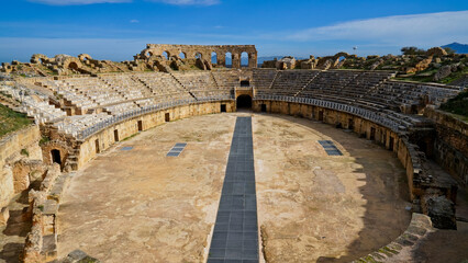 L'area archeologica di Uthina con l'imponente anfiteatro e i resti dell'antica città Romana,...