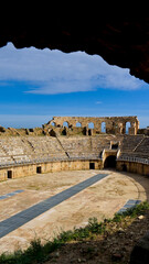 L'area archeologica di Uthina con l'imponente anfiteatro e i resti dell'antica città Romana,...