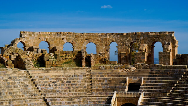 L'area archeologica di Uthina con l'imponente anfiteatro e i resti dell'antica citt&agrave; Romana, Mornag, Tunisia
