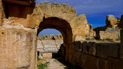 L'area archeologica di Uthina con l'imponente anfiteatro e i resti dell'antica città Romana,...