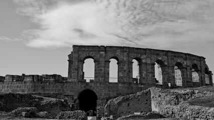 L'area archeologica di Uthina con l'imponente anfiteatro e i resti dell'antica città Romana,...