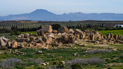 L'area archeologica di Uthina con l'imponente anfiteatro e i resti dell'antica città Romana,...