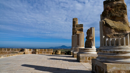L'area archeologica di Uthina con l'imponente anfiteatro e i resti dell'antica città Romana,...
